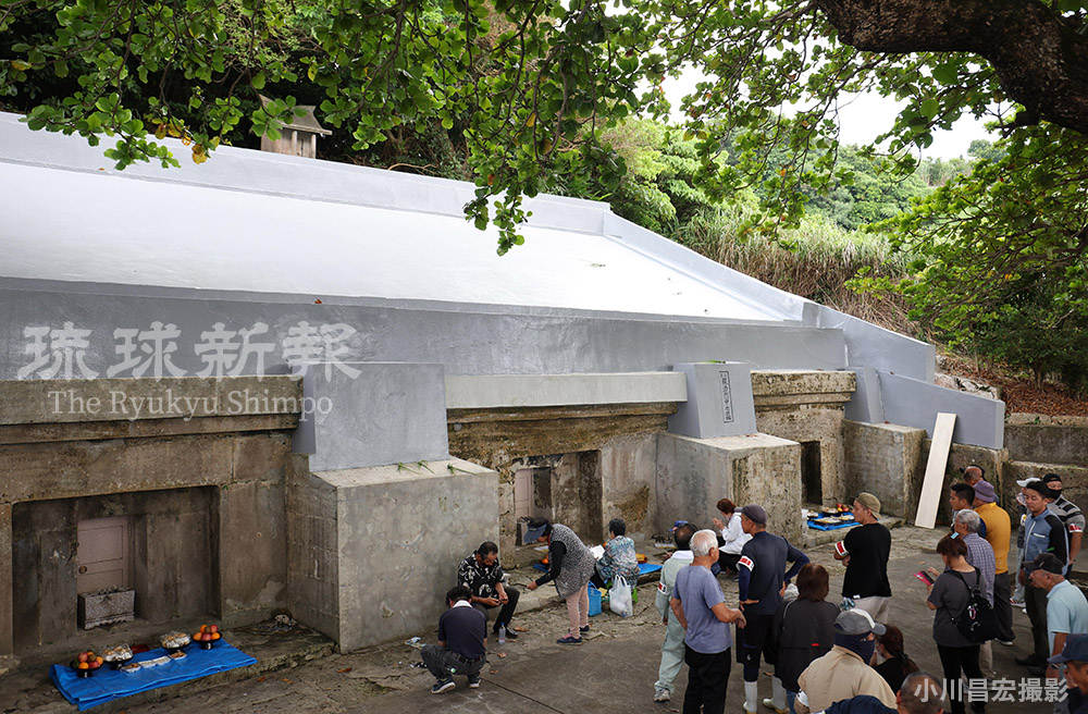 親泊門中誌 八重瀬・木氏親泊門中墓の合葬 25年ぶり、遺骨130壺を「共同墓池」へ