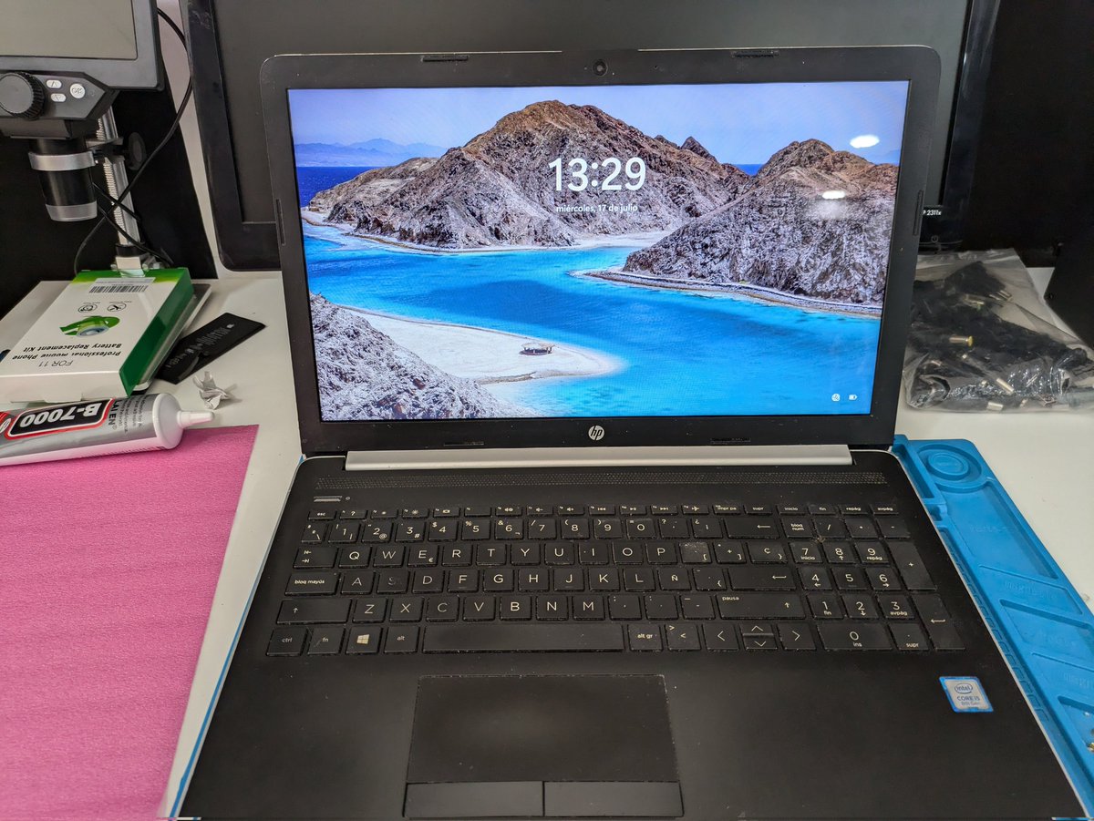 Cambio de pantalla y batería en portátil. Trae pantalla dañada y batería degradada. Para conservar la vida de las baterías de litio es recomendable no descargarlas completamente y hacerles al menos una carga completa cada 3 o 6 meses. Ordenador como nuevo y cliente contento