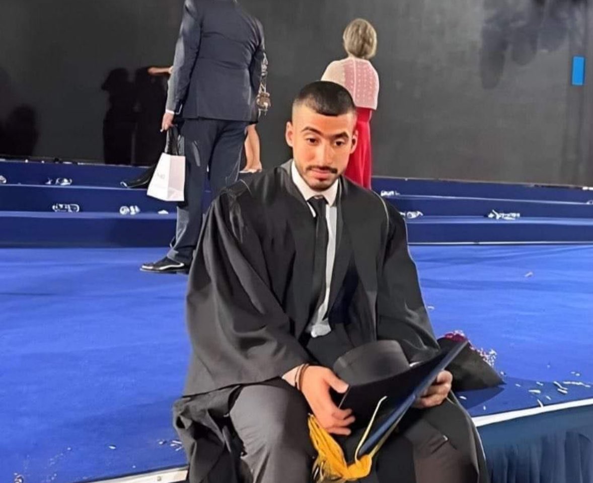 Khanstilldayy's tweet photo. Graduating is really fun until you realise you're now unemployed. https://t.co/FplFrVkW46