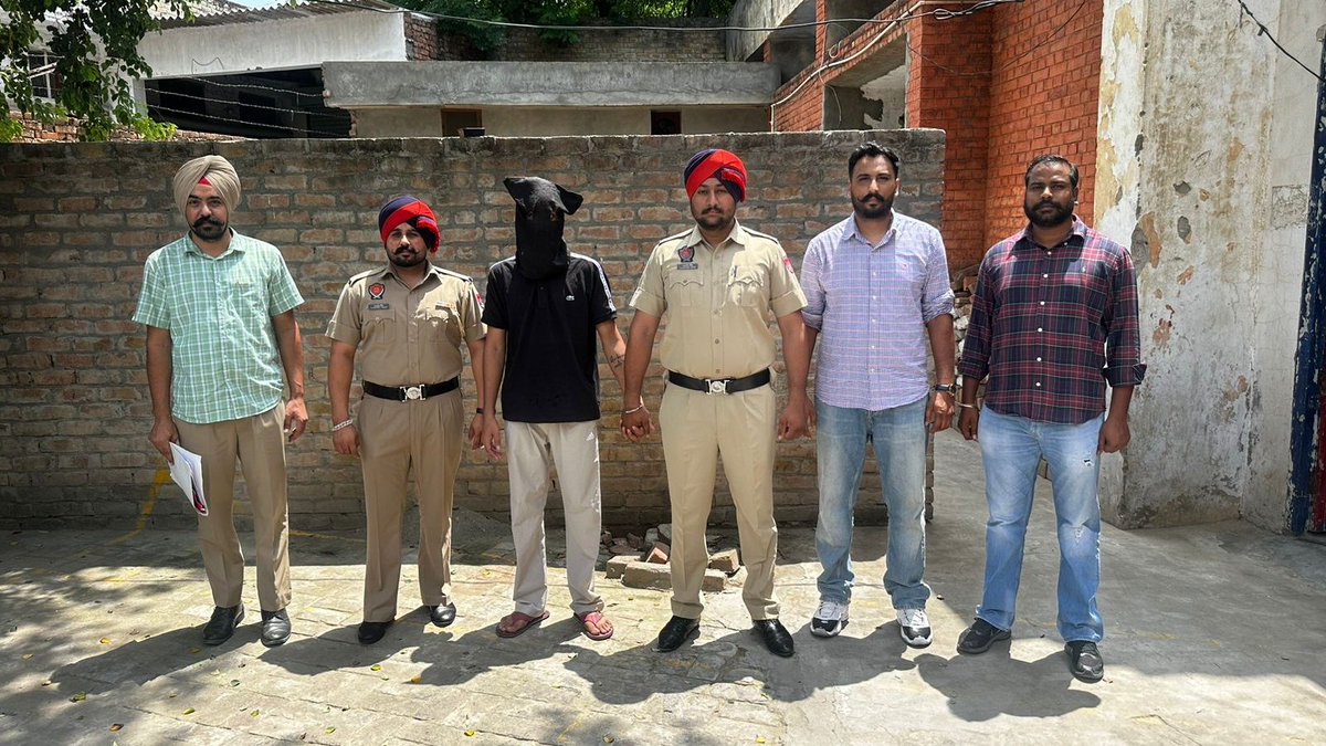 BathindaPolice's tweet photo. Bathinda Police (CIA-2) have arrested an individual promoting Gun culture on Social Media.
Let's choose to spread positivity and peace instead of violence. #PromotePositivity #PeaceNotViolence https://t.co/zsJUmqjXj4