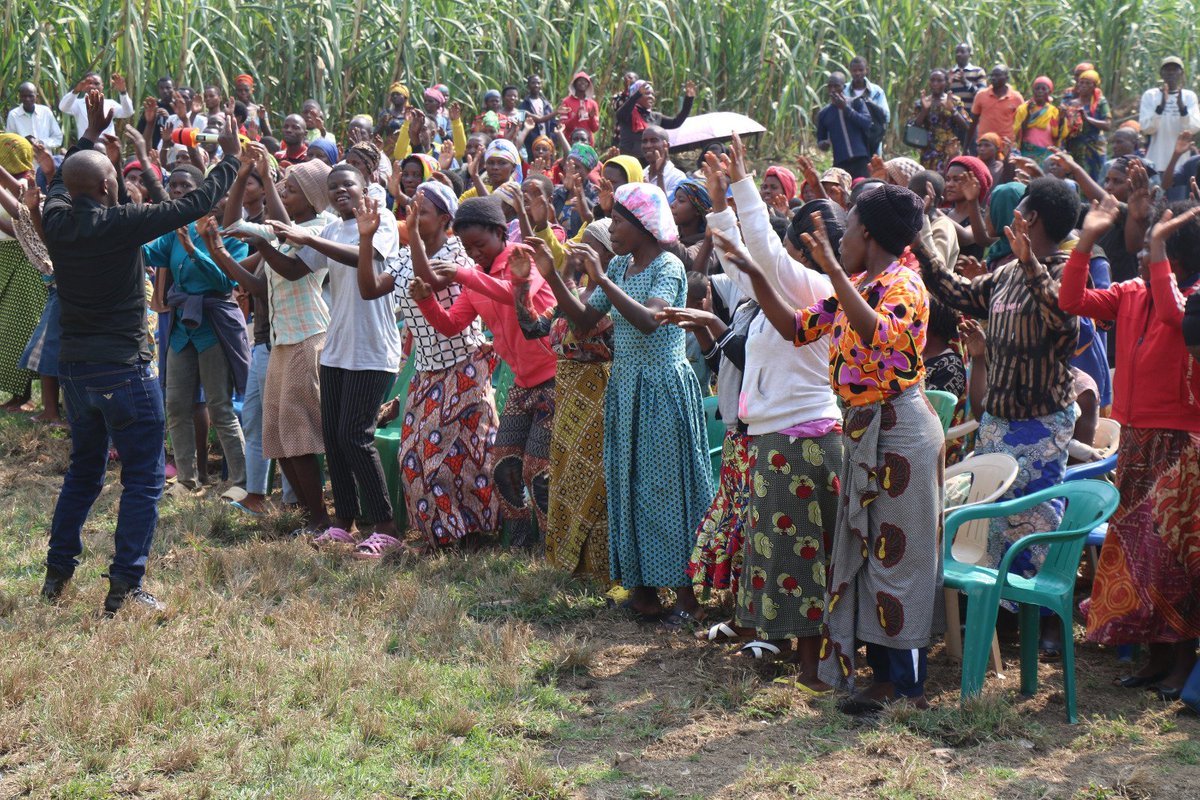 Nyamasheke's tweet photo. Umuyobozi w’Akarere wungirije ushinzwe iterambere ry’Ubukungu yifatanyije n’urubyiruko mu Kwizihiza umunsi mpuzamahanga w'urubyiruko aho mu Karere ka @Nyamasheke byabereye mu Murenge wa Macuba, ahakozwe umuganda wihariye ku kibuga cya Rupango.@RwandaWest @RwandaLocalGov . 1/2 https://t.co/3myY3AeQhS