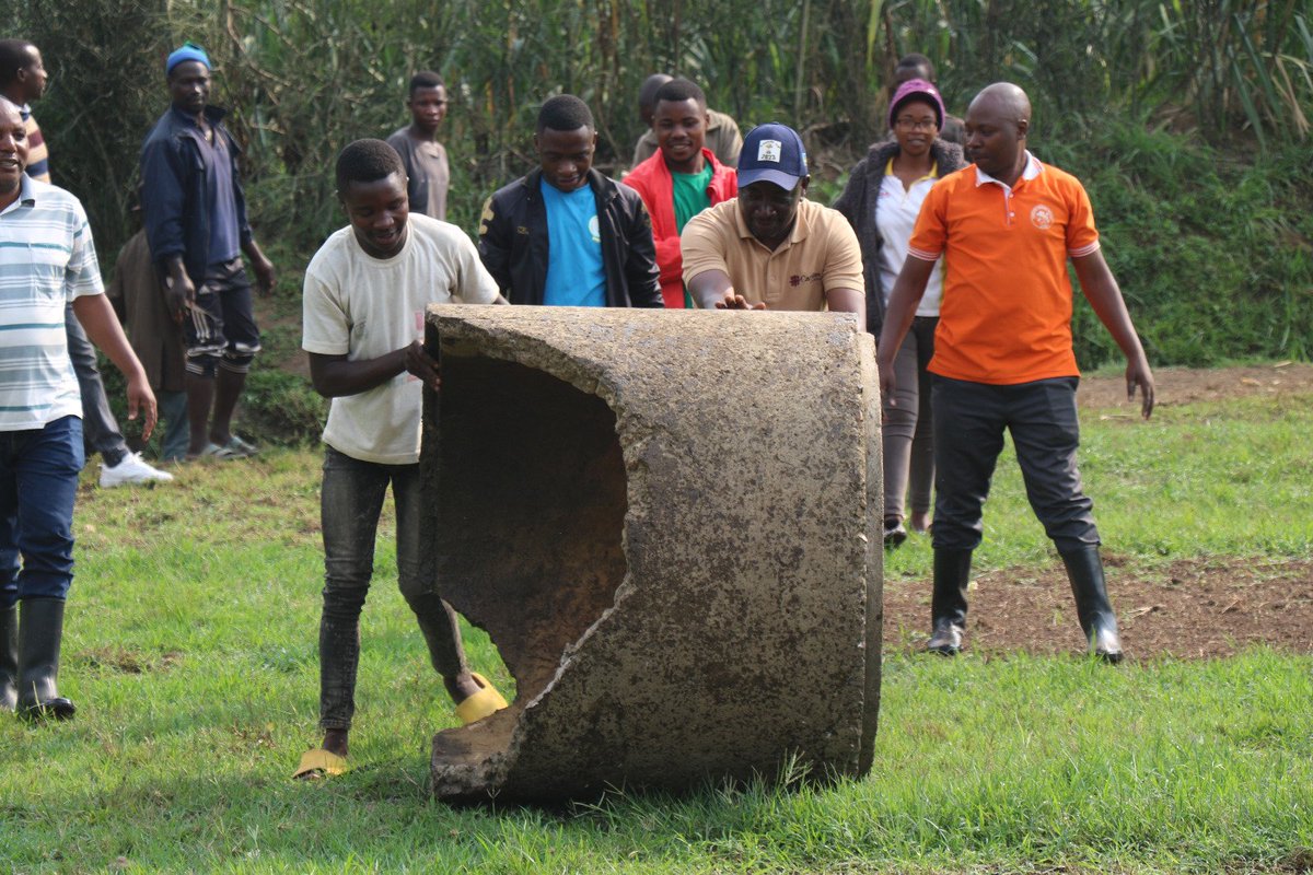Nyamasheke's tweet photo. Umuyobozi w’Akarere wungirije ushinzwe iterambere ry’Ubukungu yifatanyije n’urubyiruko mu Kwizihiza umunsi mpuzamahanga w'urubyiruko aho mu Karere ka @Nyamasheke byabereye mu Murenge wa Macuba, ahakozwe umuganda wihariye ku kibuga cya Rupango.@RwandaWest @RwandaLocalGov . 1/2 https://t.co/3myY3AeQhS