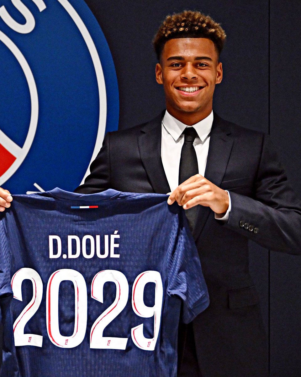 ActuFoot_'s tweet photo. Désiré Doué est Parisien. ❤️💙💎

📸 @PSG_inside https://t.co/XlYwswDuxj