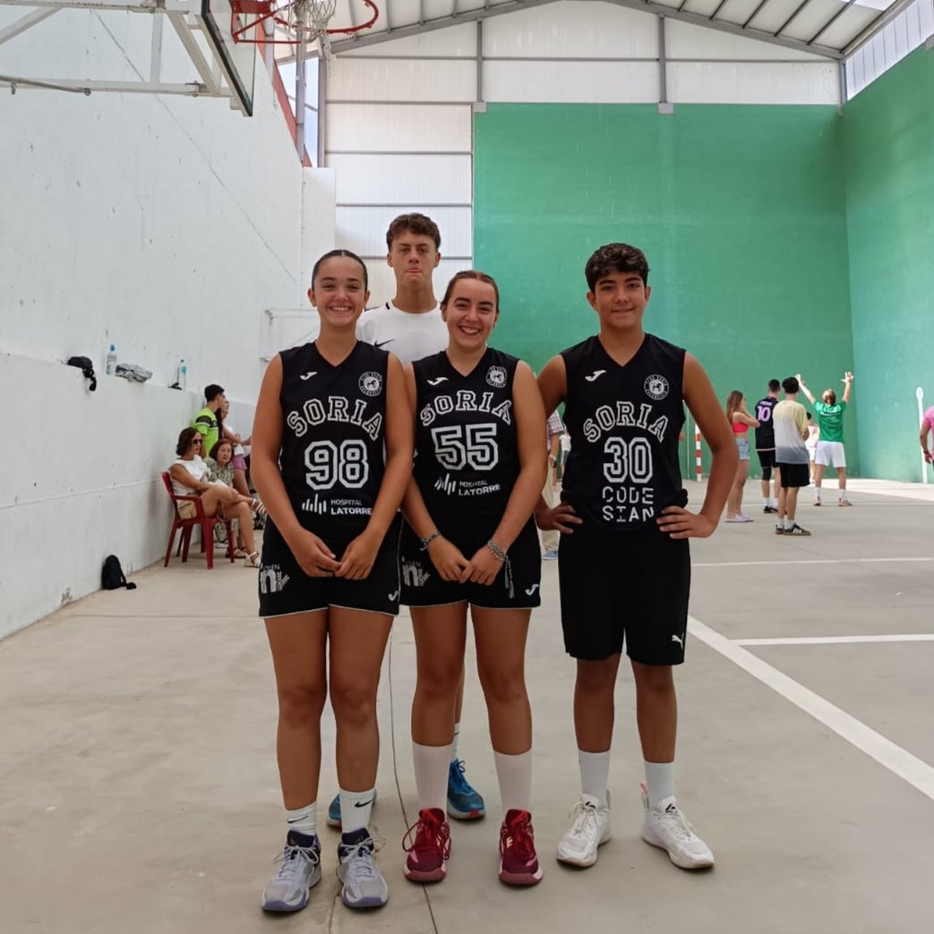 baloncestosoria's tweet photo. ¿Cómo va el verano? ⛱️😎
Por aquí, algunos no han dejado de disfrutar del #baloncesto. Representantes de la #CanteraCSB participan en diferentes #3x3 como el que se ha celebrado en @serondenagima
Van a llegar a tope a la pretemporada ¡Qué ya no queda nada! 😉
#SomosCSB https://t.co/FGzBbR9arX
