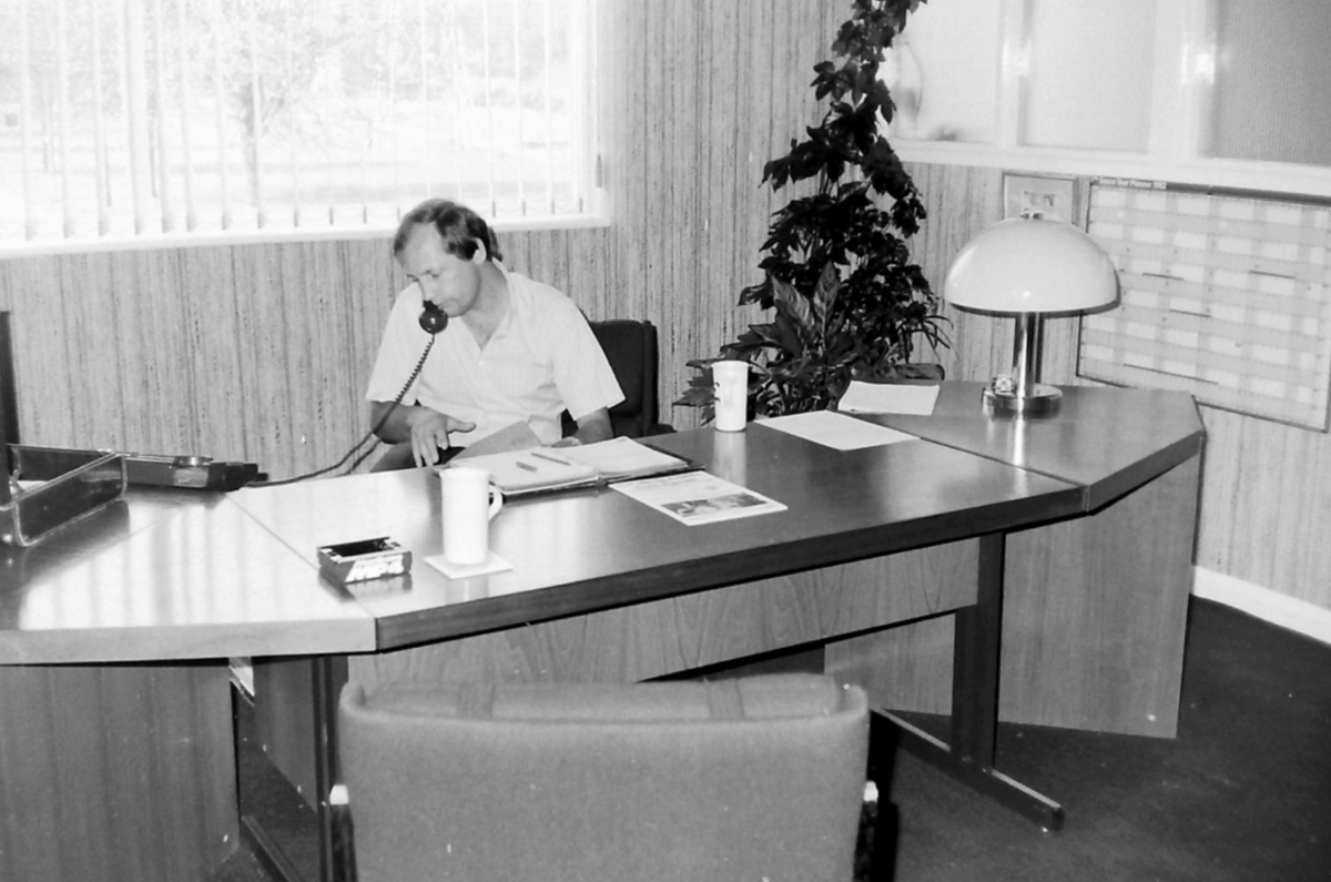 PeterDWindsor's tweet photo. Continuing the McLaren theme, here's a pic I took of Ron Dennis in his office in 1984, at the original Woking factory. Note MP4 ash tray...@McLarenF1  @club_mclaren https://t.co/2MYZzALDaL