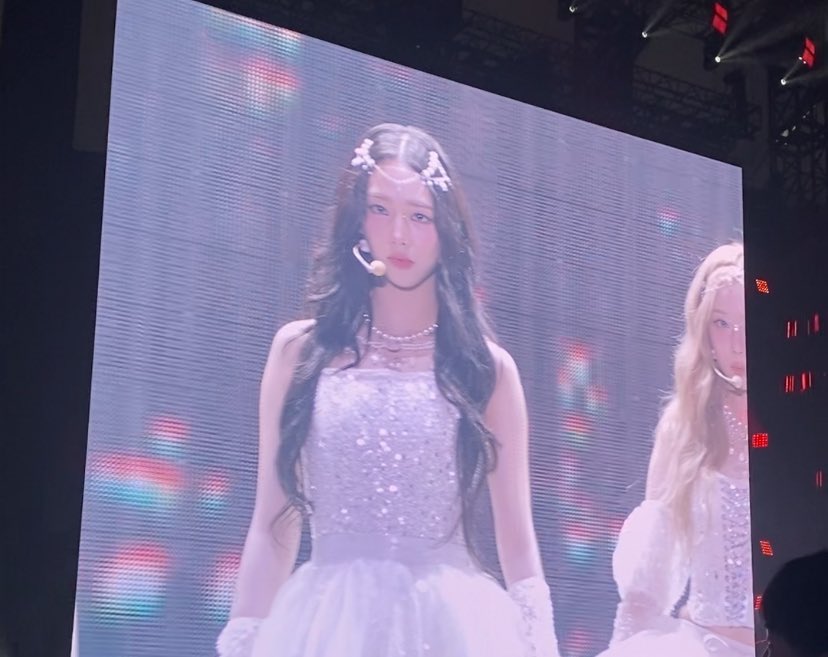 sunshine_080507's tweet photo. KARINA FOR TODAY'S CONCERT AT TOKYO DOME 

OH MY GOD https://t.co/BgHYsRdOic