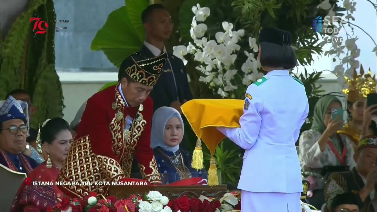 48bolaID's tweet photo. Dari Ibu Kota Nusantara, bendera Merah Putih telah diturunkan dan dikembalikan ke Presiden Joko Widodo
Upacara Penurunan Bendera digelar 1 jam lebih cepat daripada biasanya, karena mengikuti pelaksanaan di IKN (Waktu Indonesia Tengah)
#RI79 #HUTRI79 https://t.co/yde2FcSpWc