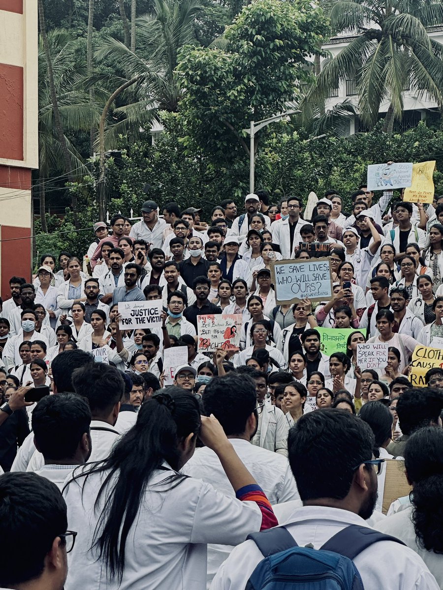 tachytweet's tweet photo. Goa Medical College unites to carry out a protest rally in solidarity with the RGKar victim. We demand Justice !

#GoaStandsWithRGKarVictim
#JusticeForMoumita https://t.co/R0jRhZtGDk