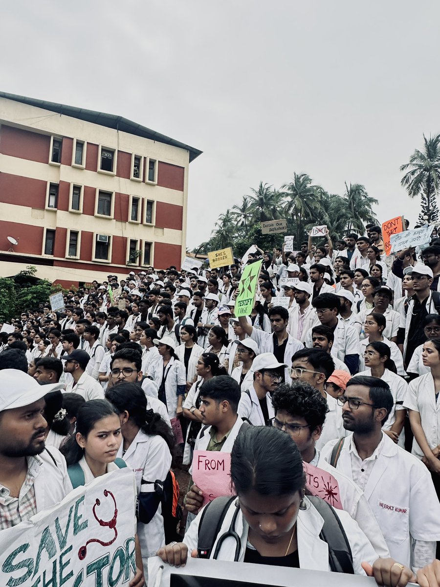 tachytweet's tweet photo. Goa Medical College unites to carry out a protest rally in solidarity with the RGKar victim. We demand Justice !

#GoaStandsWithRGKarVictim
#JusticeForMoumita https://t.co/R0jRhZtGDk
