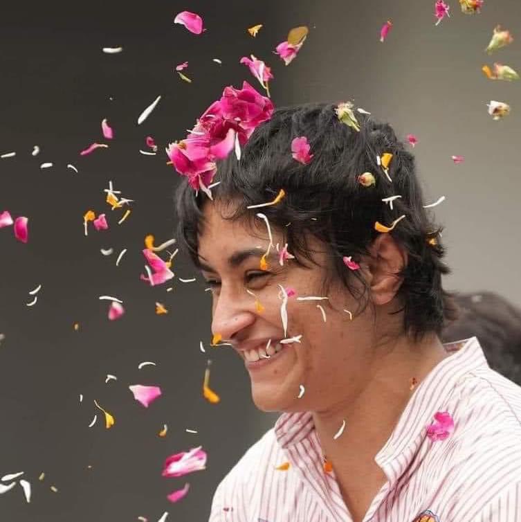 ShubhdeepS86319's tweet photo. Pride of our country, our champion @Phogat_Vinesh is heartily welcome keep shining champion you are winning everyone's heart inspired all the girl's.
#FightForTheRight ✊ https://t.co/COiuzoxvUI