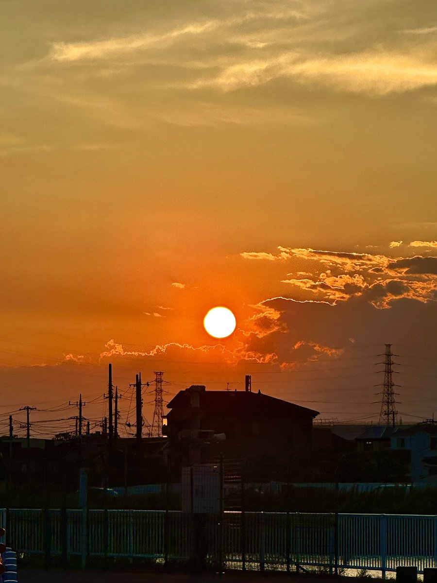 kairi8_20's tweet photo. こんばんは、いつもありがとうございます。
こちら川沿いは晴れ⛅️涼しい風が吹き始めた🌆夕暮れです。🥶🥵💦体調⛈️天候には十分気をつけて👍良い夜🌔をお過ごしください。土曜日お疲れ様でした。👋 https://t.co/Tuh8IEcRHj