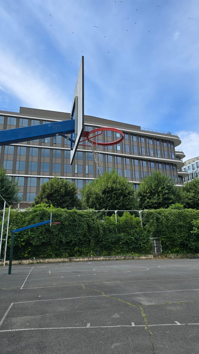 Bertrounet_64's tweet photo. @karim_bouamrane Bonjour, aurait il un plan prévu pour réhabiliter les panneaux de Basket / Terrain de Tennis de la cité Arago svp ? Peut être que @tonyparker a une idée ? Car le spot est dingue hein 😊🏀🎾 #Basket #Tennis #TonyParker #CitéArago #SaintOuen https://t.co/mFLFxYBs59