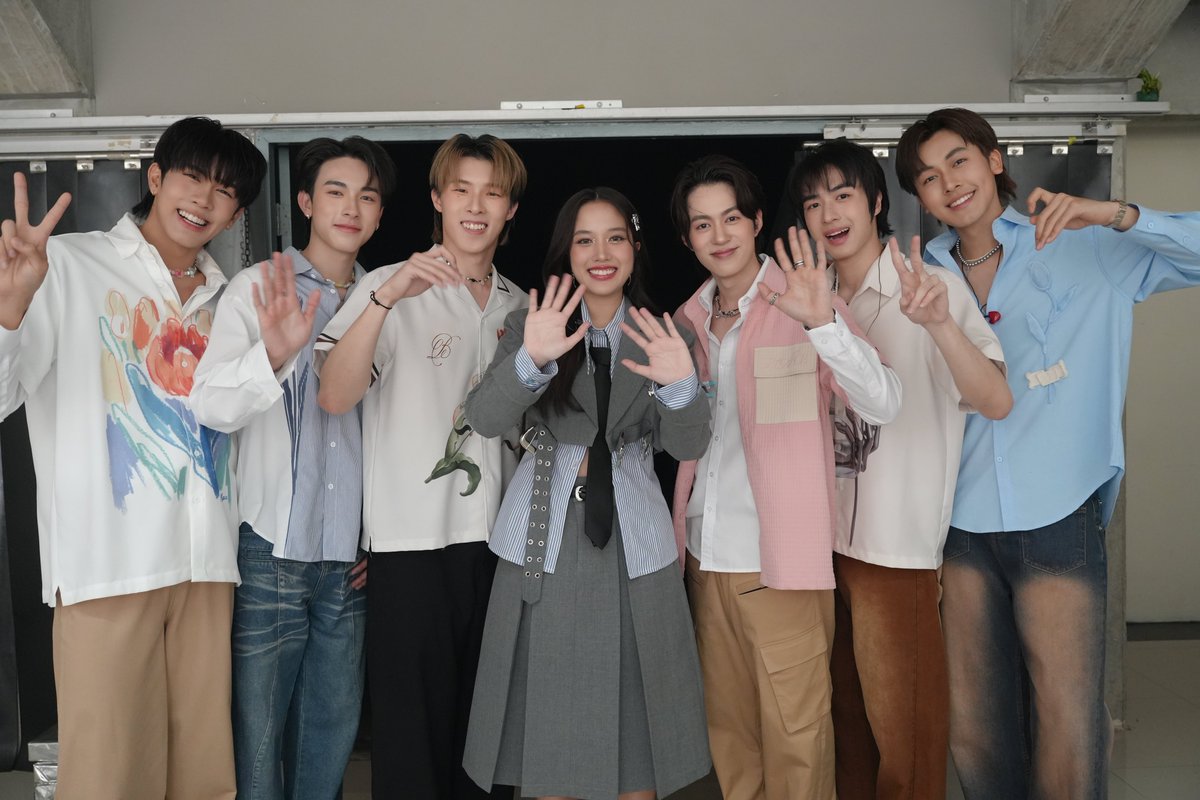 PROXIE_Official's tweet photo. ขอบคุณ #srchafreen ที่ชวน #PROXIEth มาเป็น Special Guest ในงาน SAROCHA SOLO STAGE BIRTHDAY FAN MEETING : THE FREENAIRY ORACLE นะครับ

#HBD26thFreenSoloStage
#THEFreenAIRYꕤ 
#bROTHERSMUSIC https://t.co/xooiuu1WMO