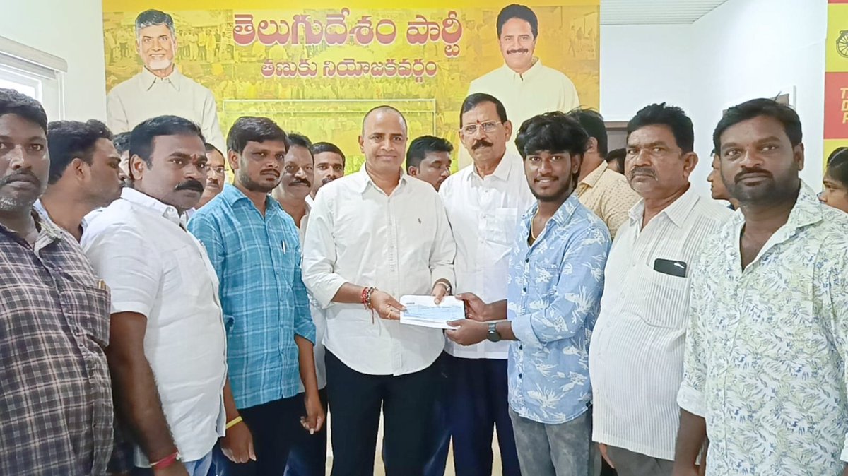 BasavayyaB's tweet photo. హామీ ఇవ్వడమే కాదు
ఇచ్చిన హామీ 15 రోజుల్లోనే పూర్తి చేయడం జరిగింది.
లోకేష్ అన్న ఆదేశాల మేరకు #TDPNRI టీమ్ మరియు @RKarimilli గారి ద్వారా ఆర్ధిక సహాయం అందుకోవడం జరిగింది.
Finally My Dream is Fulfilled,Many Thanks To @naralokesh Anna ❤️ https://t.co/v9eHczG19c