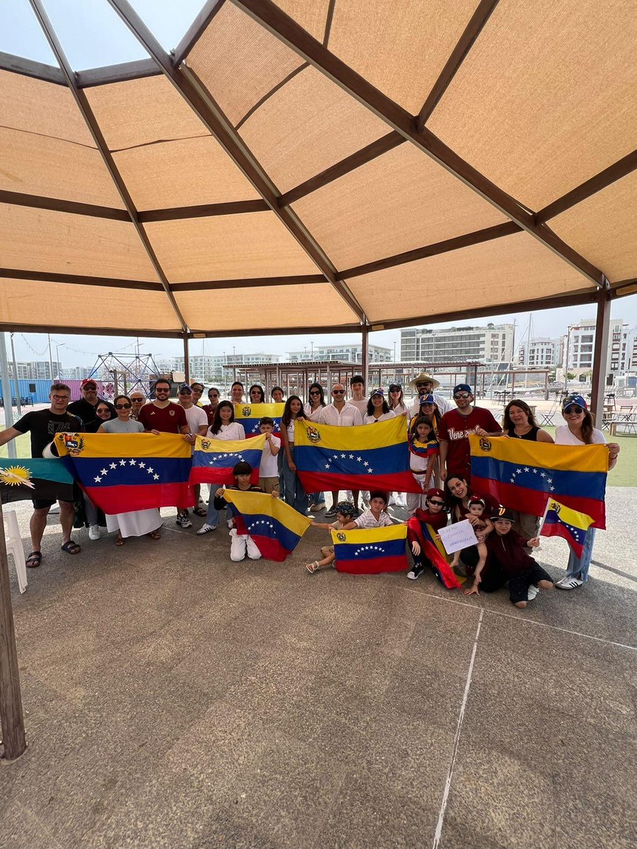 EmmaRincon's tweet photo. La comunidad venezolana en Omán-Muscat también se concentra para manifestarse contra el régimen de Maduro. 

Esto es mundial. https://t.co/SpcBstidxY