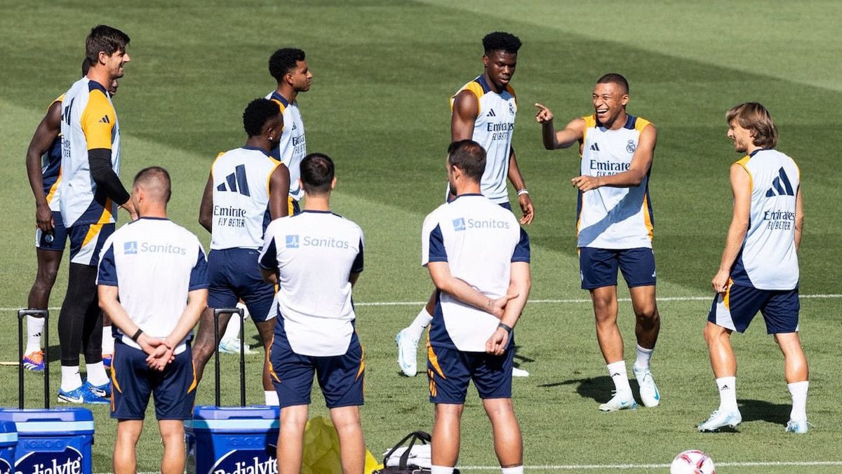 Nico Paz, Jacobo Ramón y Piñeiro han sido los canteranos que han entrenado hoy con el primer equipo. 

La principal novedad ha sido Illia Voloshyn, el portero ucraniano que llegó del Rayo Majadahonda gusta mucho en Valdebebas.

<a href="/Rodra10_97/">Rodra</a>