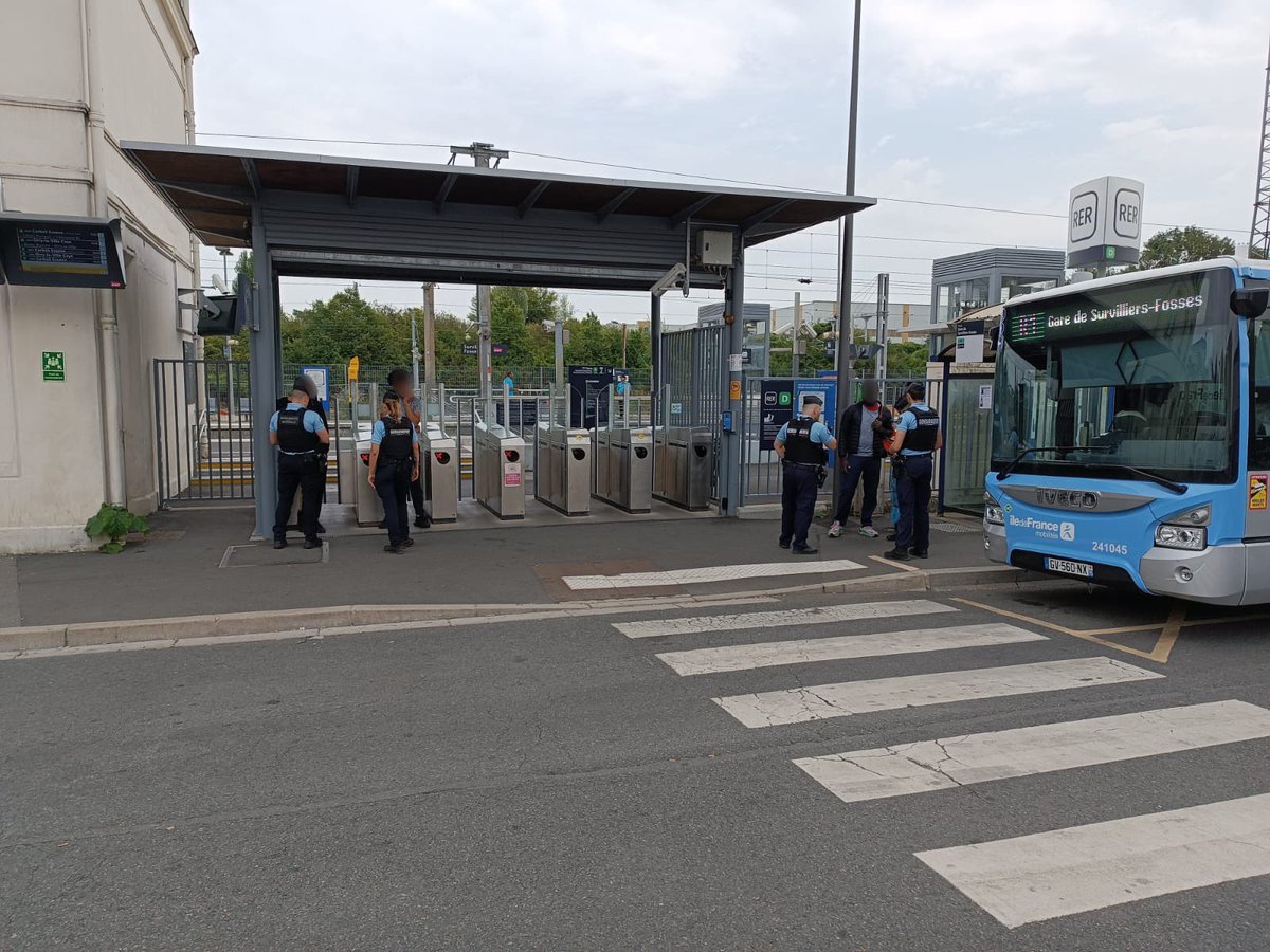 Opération anti-délinquance par les gendarmes de Fosses en gare. 
👉 Recherche de stupéfiants, et d’infractions compromettant la sécurité de tous.
C’est notamment une conduite malgré le solde de points nul ET au téléphone qui a pu être contrôlé ❌
#NotreEngagementVotreSécurité