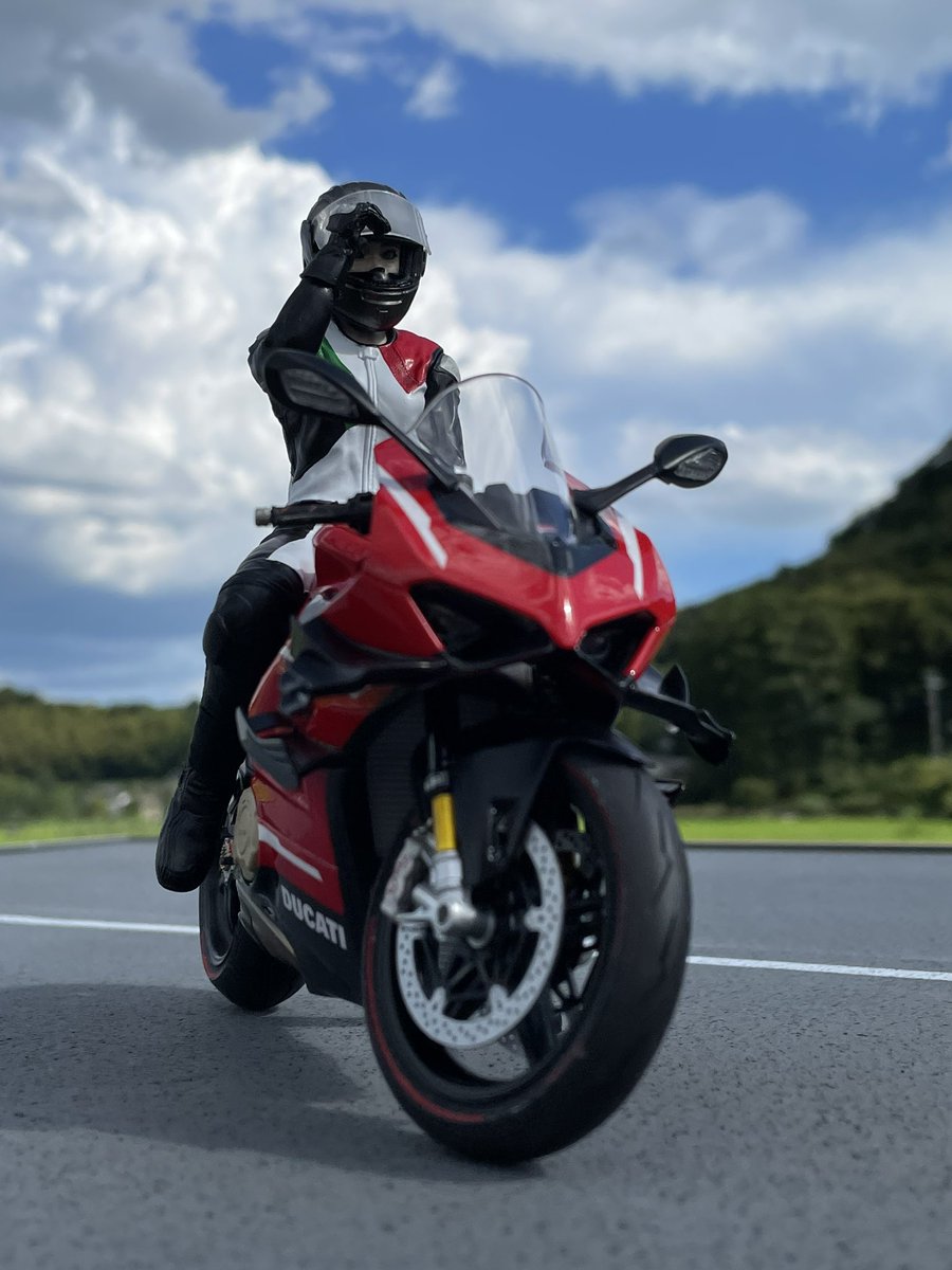itoh_hirotaka's tweet photo. クラブM・ウーマンライダー屋外撮影、その1。
#バイクプラモ盛り上げ隊
#バイク模型が好きだ
#CLUB_M
#The_Womens_Rider
#tamiyainc
#tamiya_plamodel
#タミヤ
#DUCATI
#SUPERLEGGERA_V4 https://t.co/SaQuK5vH5z