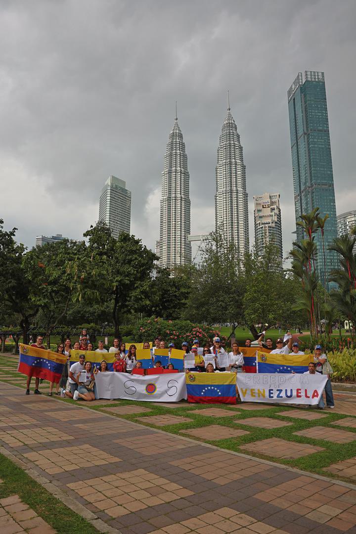 🇲🇾🇻🇪 | ÚLTIMA HORA: Venezolanos se concentran en Kuala Lumpur, Malasia, en la Gran Protesta Mundial contra el fraude de Maduro.