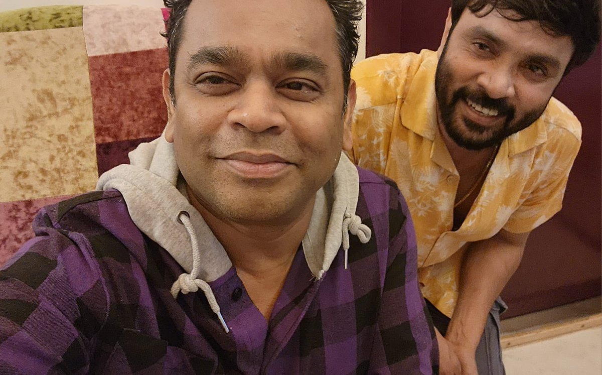 Snekan S (@kavingarsnekan) on Twitter photo உங்களின் பின்னணி இசையால் முன்னணியில் நிற்கும் ஏராளமான படைப்புகளில் பொன்னியின் செல்வனும் இணைகிறான்..
உங்களைப்
போன்றோர்களாலேயே விருதுகள் தங்கள் கௌரவத்தைக் காப்பாற்றிக் கொள்கிறது..
உங்களைப் பெற்ற தேசிய விருதுக்கும்...
தேசிய விருதைப் பெற்ற உங்களுக்கும்<a href="/arrahman/">A.R.Rahman</a>
வாழ்த்துகள்💐🙏 உங்களின் பின்னணி இசையால் முன்னணியில் நிற்கும் ஏராளமான படைப்புகளில் பொன்னியின் செல்வனும் இணைகிறான்..
உங்களைப்
போன்றோர்களாலேயே விருதுகள் தங்கள் கௌரவத்தைக் காப்பாற்றிக் கொள்கிறது..
உங்களைப் பெற்ற தேசிய விருதுக்கும்...
தேசிய விருதைப் பெற்ற உங்களுக்கும்<a href="/arrahman/">A.R.Rahman</a>
வாழ்த்துகள்💐🙏