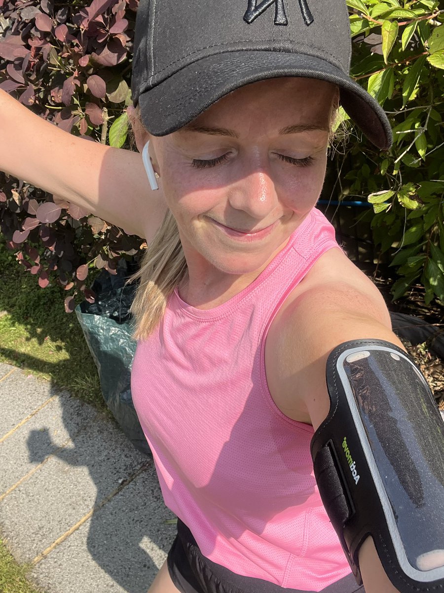 Another day another 5k…in neon of course <a href="/SigsworthJanice/">Janice Sigsworth RN 💙</a> <a href="/MLU_PTE/">Michael Underwood</a> <a href="/n_PiresRN/">npires🇵🇹🇪🇺🌈 {he/him}</a>