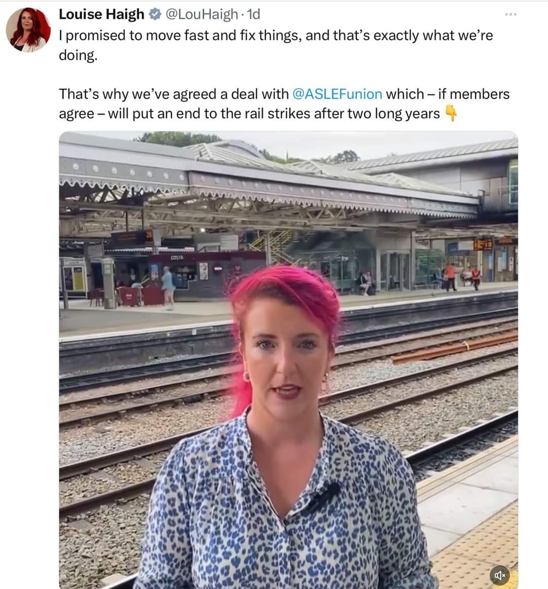 ThomasEvansAdur's tweet photo. How it started vs how it's going. 🚄🚅🚇 #TrainStrikes #LabourFailures https://t.co/lGbfshOu5N