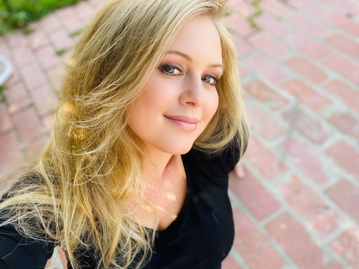 LynnCareySaylor's tweet photo. How I feel right now (the cartoon image) vs the way I felt prior to #sinuslift oral surgery a week ago. I'm in incredible #pain! Starting to think something is very wrong. Anyone else ever have this procedure done? If so, what was your experience? I'm pretty pain tolerant and I'm to the point where I can hardly take it anymore. Arghhh!! 😫
#saturdaythought #oralsurgery