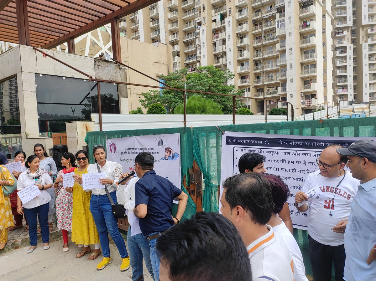 e2b05e2ec1714d9's tweet photo. @UPGovt @PMOIndia @UPRERAofficial Sir what type of #RamRajya it is. Common people cheated by builder, no authority ready to listen. Common man on street protesting for his home. Mahagun India enjoying at buyers money. When people get Justice. https://t.co/wgzqXJxDYE