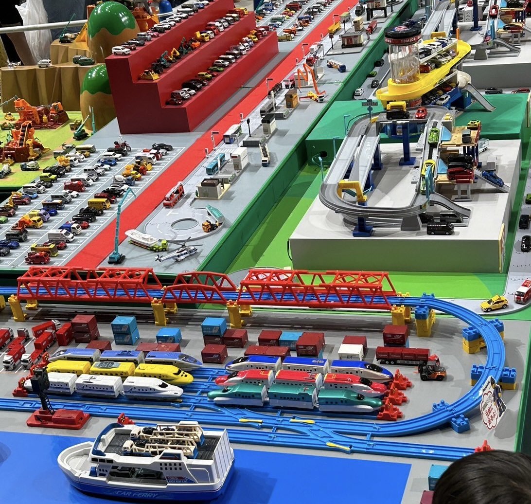 Noelund73's tweet photo. トミカ博に行ってきた🚒
息子はお腹空いてしまい飽きてしまったため滞在1時間半で帰ってきた。旦那さんのが名残惜しそうだった😂ともあれ、車で行ったので、慣れてない道だったけど、無事に帰って来れて良かった😮‍💨 https://t.co/G9Uhb0d0Fb