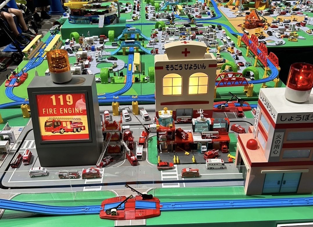 Noelund73's tweet photo. トミカ博に行ってきた🚒
息子はお腹空いてしまい飽きてしまったため滞在1時間半で帰ってきた。旦那さんのが名残惜しそうだった😂ともあれ、車で行ったので、慣れてない道だったけど、無事に帰って来れて良かった😮‍💨 https://t.co/G9Uhb0d0Fb
