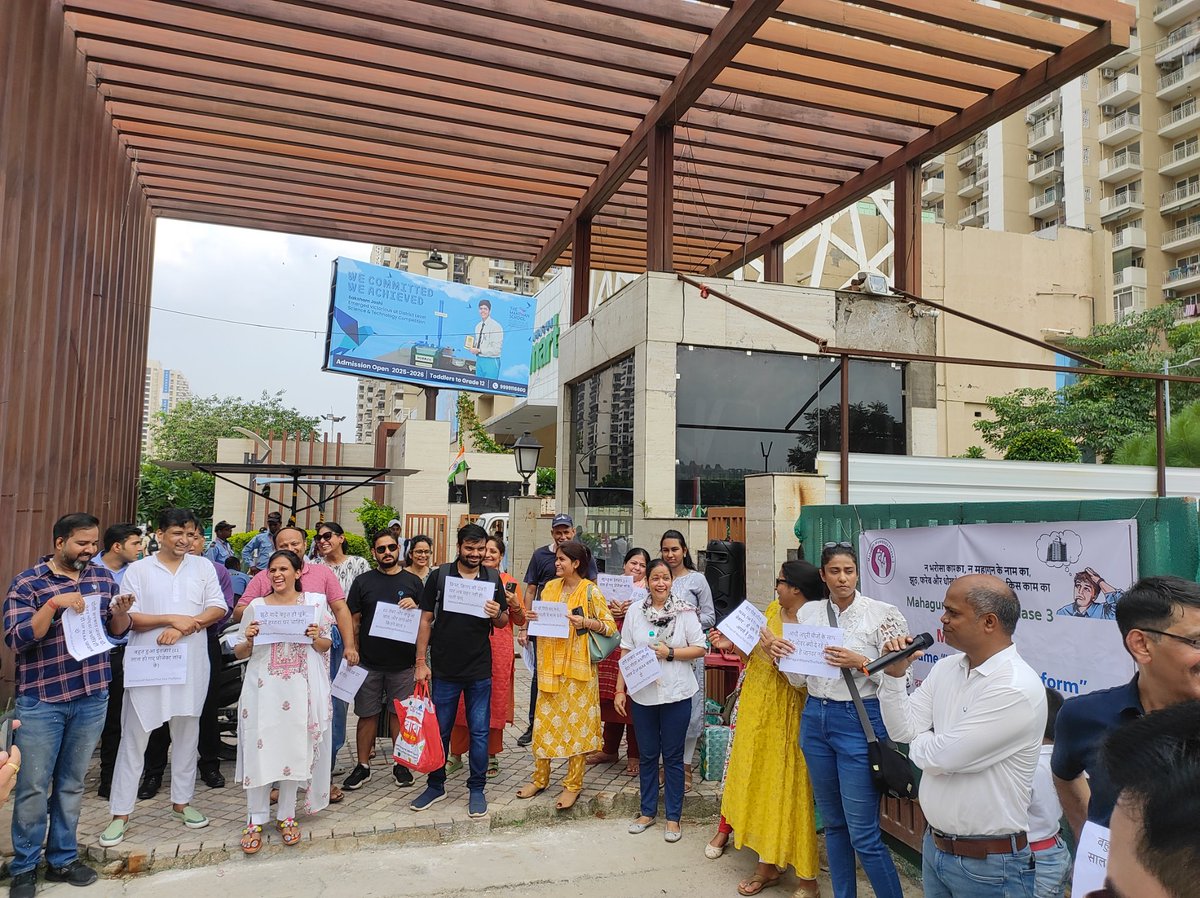 e2b05e2ec1714d9's tweet photo. @UPGovt @PMOIndia @UPRERAofficial Sir what type of #RamRajya it is. Common people cheated by builder, no authority ready to listen. Common man on street protesting for his home. Mahagun India enjoying at buyers money. When people get Justice. https://t.co/wgzqXJxDYE