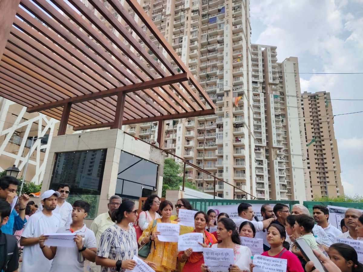 e2b05e2ec1714d9's tweet photo. @UPGovt @PMOIndia @UPRERAofficial Sir what type of #RamRajya it is. Common people cheated by builder, no authority ready to listen. Common man on street protesting for his home. Mahagun India enjoying at buyers money. When people get Justice. https://t.co/wgzqXJxDYE