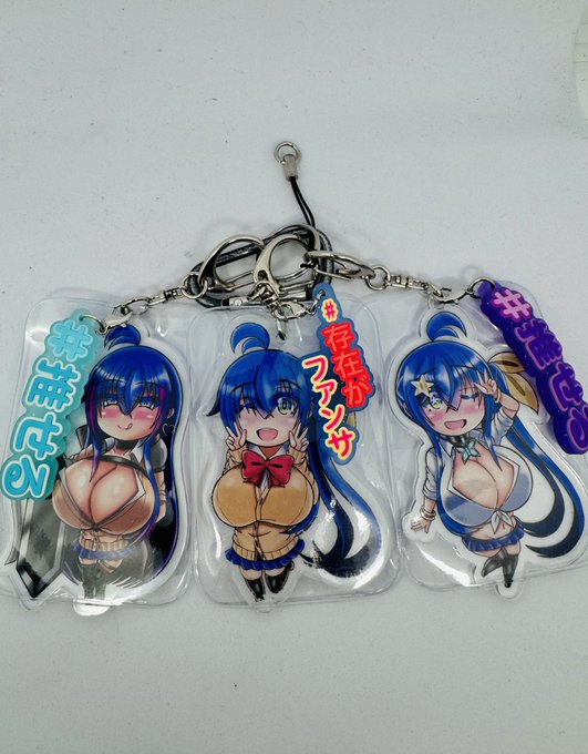 杏奈ちゃんグッズ
杏奈ちゃんアクキーは「推しと一緒につけるラバー」を付けて持ち歩いてる、おすすめ…。
アクスタはやっぱり並んで飾れるのがいいよね…
是非ともlight、 dark、gray杏奈ちゃんで揃えたい。
…サイズ比較に他のアクスタと並べてみたけどこの構図だと杏奈ちゃんが戸塚きゅんを… 