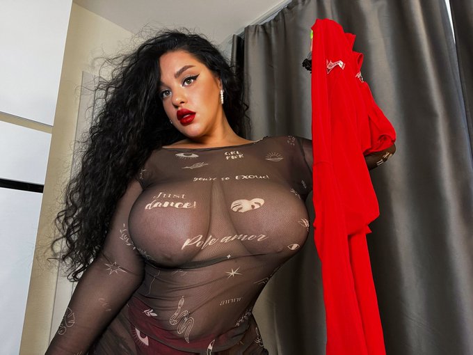 Red or black ?? https://t.co/sxwxsqiCvi