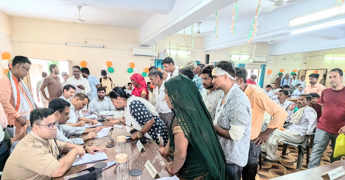आज कन्नौज में आयोजित तहसील दिवस जनसमस्याओं को सुना और उनके तत्काल गुणवत्तापूर्ण निस्तारण हेतु संबंधित अधिकारियों को निर्देशित किया

यदि कोई अधिकारी/कर्मचारी आपको संतोषजनक प्रतिक्रिया नहीं दे रहे हैं, तो कन्नौज कमांड सेंटर 1077 पर सूचना दें, मैं इसे स्वयं देखूंगा