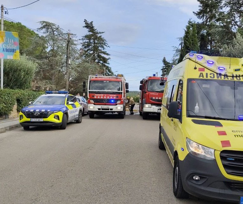 el_chema_77's tweet photo. Treball en equip/ trabajo en equipo.
🚑🚒⚠️👊
#basicarural
Foto by @PeVentuSu https://t.co/Oxl6KLM1TL