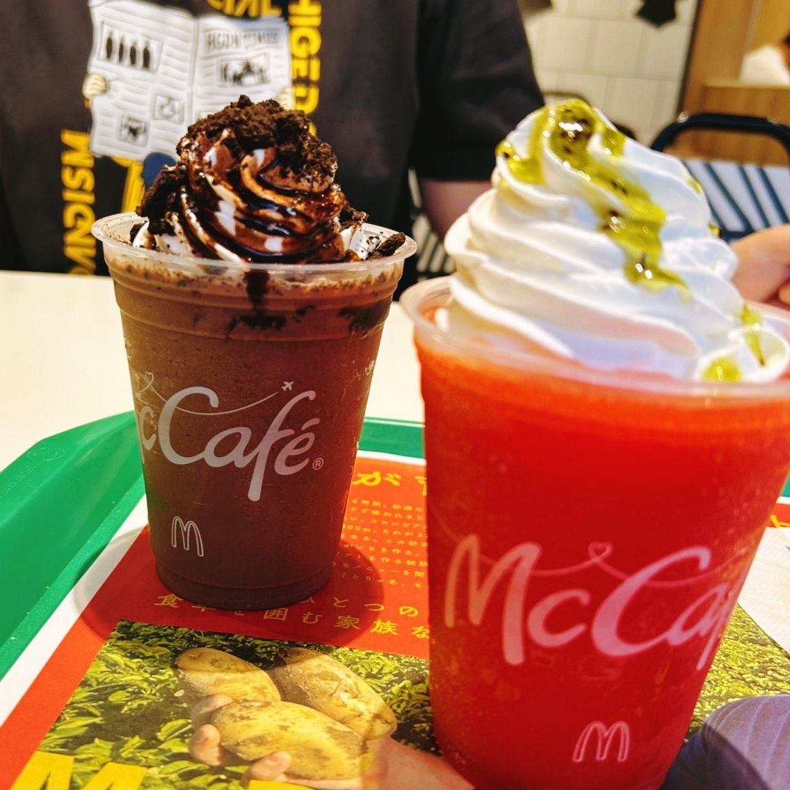 Shii_417_'s tweet photo. 小さくて聞こえないという噂だったので、お客さんが少ない時間に行ったけど、やはり会話はあんまり聞きとれなかった😂

#ミュージックバリュー
#Official髭男dism https://t.co/V88gV96Yyt