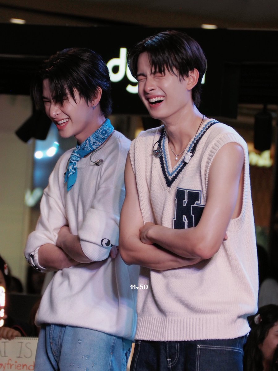 แฝดชิบะ น่ารักว่ยยยยยย😍

#KHUNPOL #THAIchayanon 
#CentralPinklaoxBUS