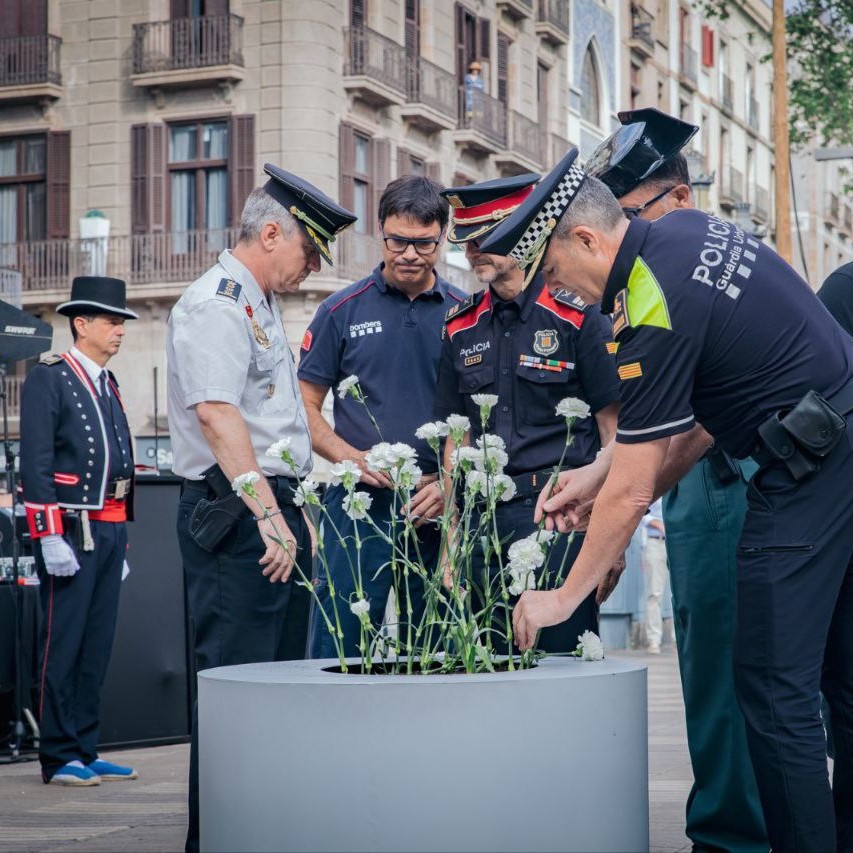 mossos's tweet photo. Continuem recordant les víctimes dels atemptats de Barcelona i Cambrils set anys després. 

També els mossos i mosses i els altres cossos d’emergències que van treballar com mai aquells dies

#17A #SomMossos https://t.co/Gpk5u2MO19