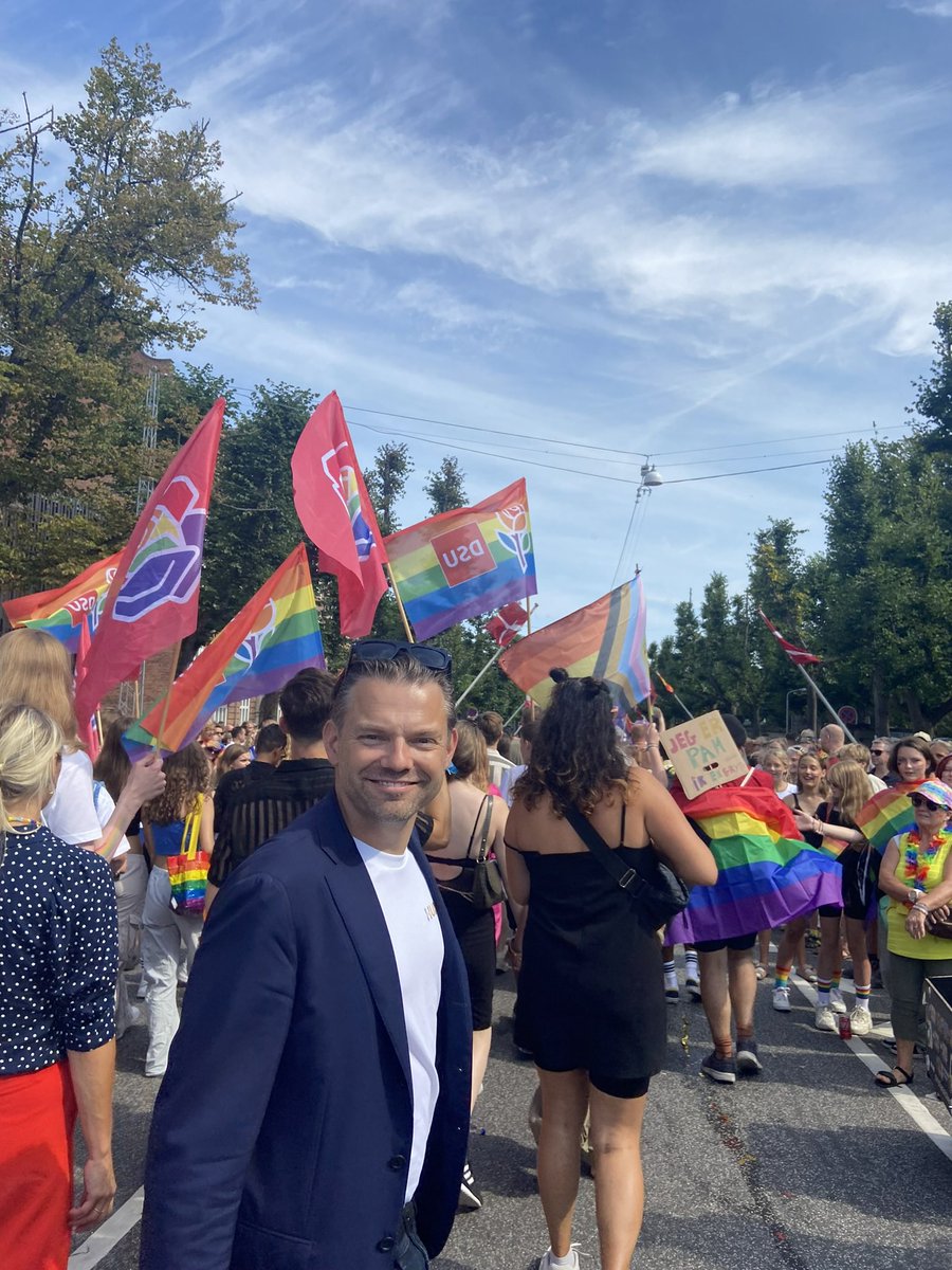 Skørt at Konservative boycutter priden - og at LIGESTILLINGSminister Marie Bjerre har brug for ‘en pause fra priden’. Jeg har ikke brug for nogen pause og glæder mig til at holde åbningstalen om lidt. All is love 🇩🇰🫶🏳️‍🌈 #dkpol