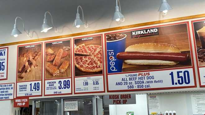 DadOfBS's tweet photo. Costco Hot Dogs are no longer just a meat stickπ, but a financial lifelineπ°. I'm not sure which is more shockingπ€―!
@Costco #CostcoHotDog #Inflation #Economy #FoodStaples #Struggling #RealityCheck
