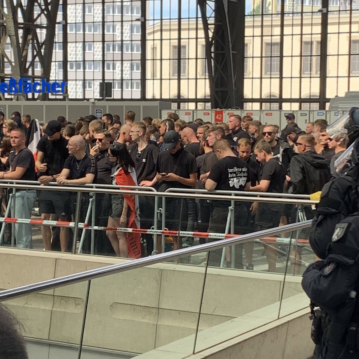 Ein Mitglied der „Division Hoyerswerda“ trägt Shirt mit unterer Hälfte des verbotenen Emblems der SS-Division Totenkopf. Da nur halb abgebildet mutmaßlich nicht strafbar. #le1708