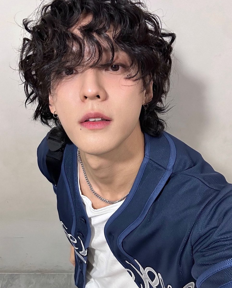 gontattoi's tweet photo. やっぱり全人類黒髪長髪くるくるパーマにするべきだと思うんだよな(久しぶりに出てきて言うことがそれ) https://t.co/01w3ZhhEqE