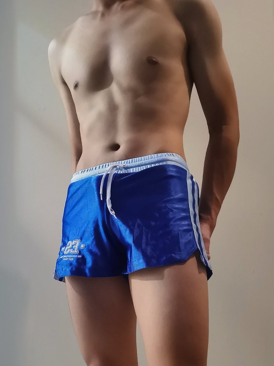 Shinyguy7's tweet photo. 好穿又性感的裤子
#丝光 #丝光球裤 #shinyshorts #dazzleshorts https://t.co/koZtJFPWKe