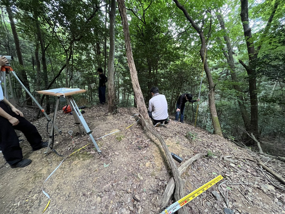 doshishakouko's tweet photo. 西方寺川古墳群F支群にて測量調査を開始しました。等高線を見るのは難しい！明日からは平板2台体制で頑張ります〜 https://t.co/piT8P8VxF7