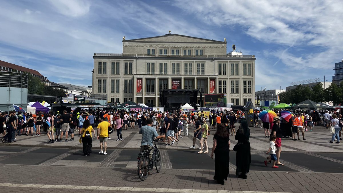 [12:00] Währenddessen füllt sich der Augustusplatz Polizei ist nur am Rand, Faschos sieht man nirgends. 

#le1708 #Leipzig #CSD #Jugendstehtauf