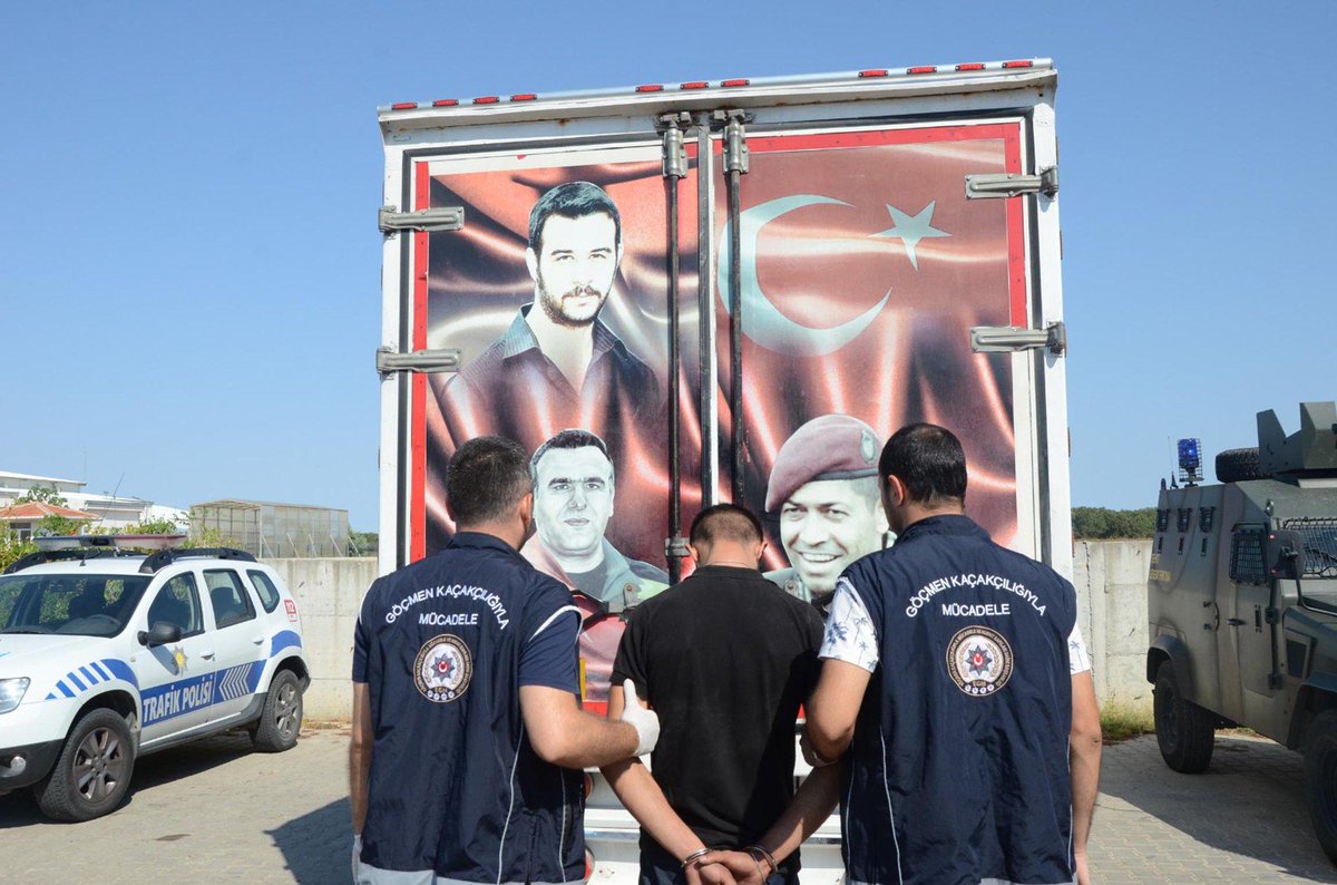 kacsaatolduson's tweet photo. Kırklareli’nde, uygulama noktalarından rahat geçebilmek için üzeri Ömer Halisdemir, Fethi Sekin ve Fırat Çakıroğlu’nun resimleri ile kamufle edilmiş bir tırın içinden 67 kaçak göçmen çıktığı anlaşılalı birkaç saat oldu https://t.co/IJTLqvrgyj