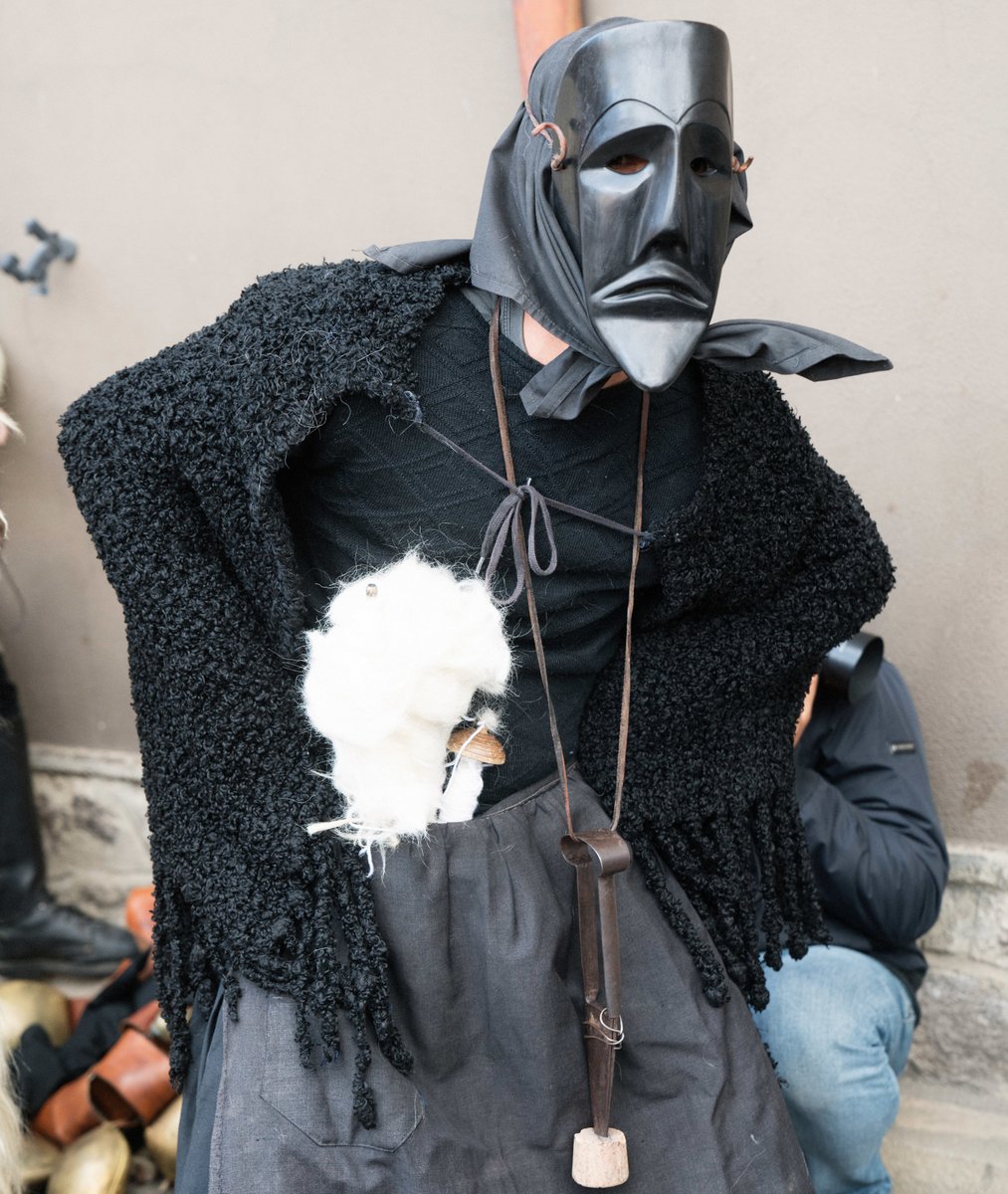 AutunnoBarbagia's tweet photo. Conoscete le maschere di #Ottana? I "Boes" portano una maschera taurina, i "Merdules" rappresentano l’uomo e indossano pelli di pecora, la "Filonzana" ha l’onere di tessere il filo della vita. Vi aspettano il 26-27 ottobre! https://t.co/2G63N2zoOj #AutunnoinBarbagia24 📷Nora ADV https://t.co/jGV8o3hy0r