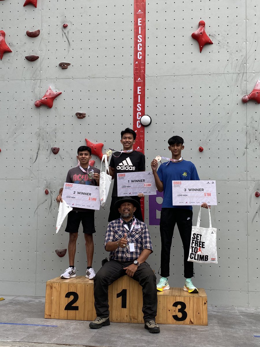 eigeradventure's tweet photo. #EISCC2024
Men’s Lead Climbing Category
🥇FIRST PLACE: M Rizky Syahrafli
🥈SECOND PLACE: Musauwir
🥉THIRD PLACE: M Ramzi F
#SetFreeToClimb #EigerAdventure https://t.co/cHnY3y6bmc