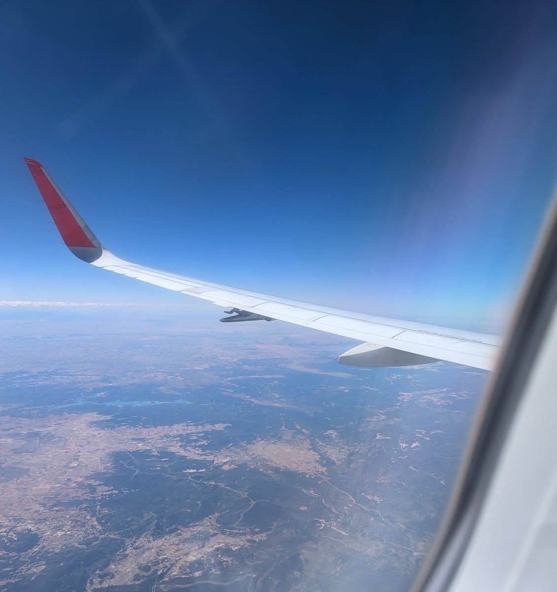 walan21's tweet photo. El otro día volamos así, y entiendo que no es peligroso y debe ser algo habitual ¿pero alguien conoce el motivo? #airbus320 #airbus #aviones #airplanes #aviación #pilot #flight https://t.co/kMuBH8xuYb